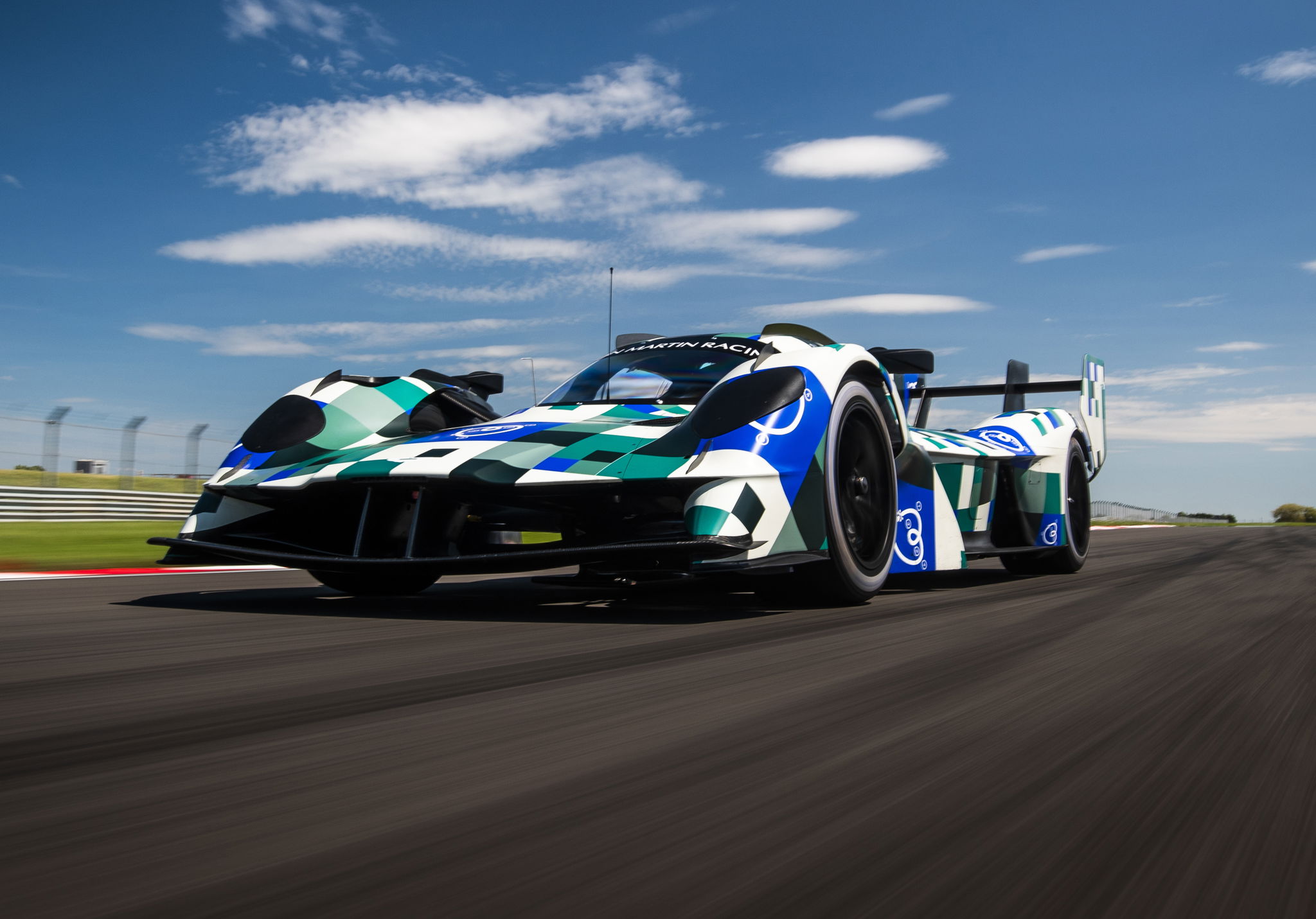 Enjoy 15 Minutes Of Glorious Le Mans-Spec Aston Martin Valkyrie